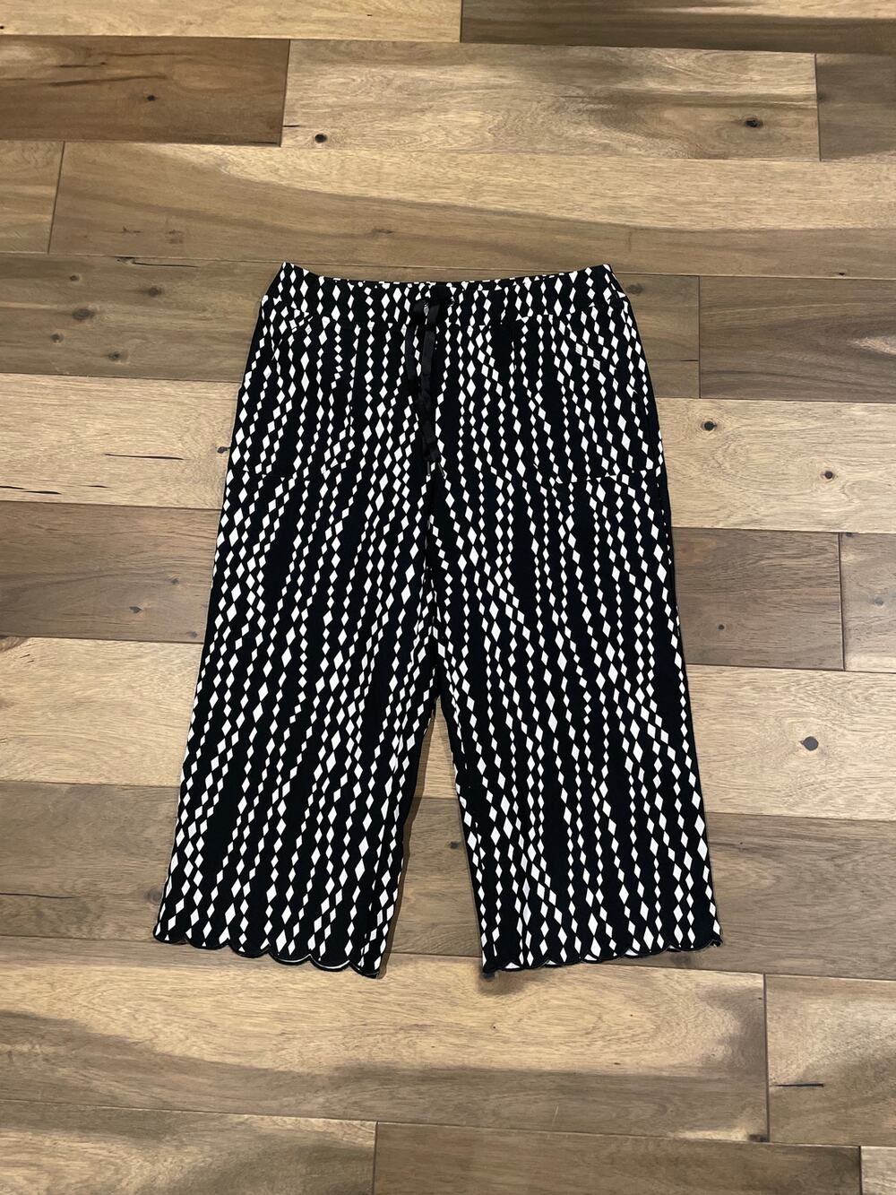 Weekends by Chico’s Wide Leg Capri Pants Size 2 US Size L Black White